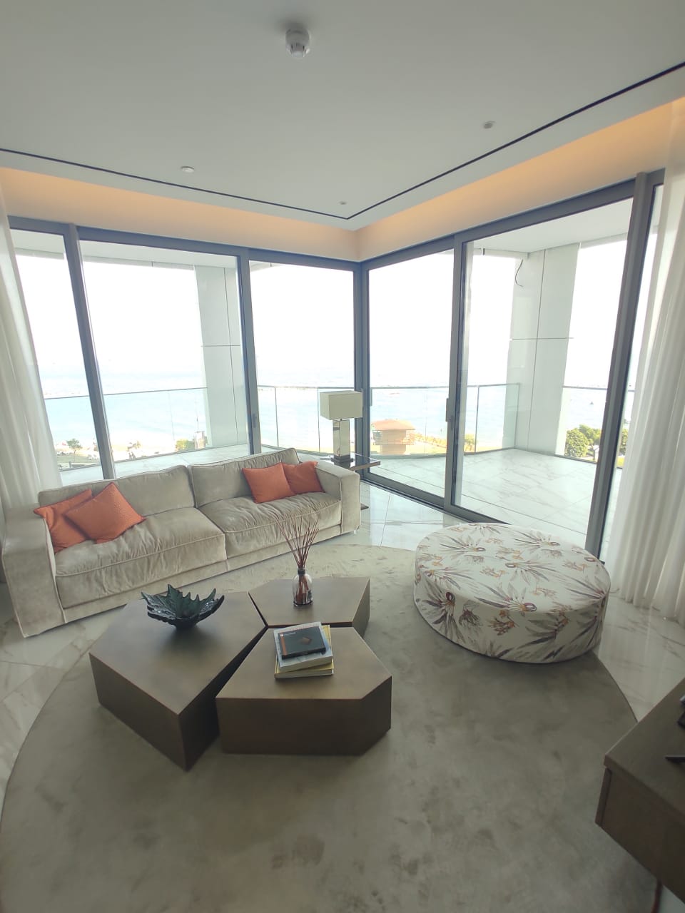 Seafront luxurious 3 Bedroom Apartment